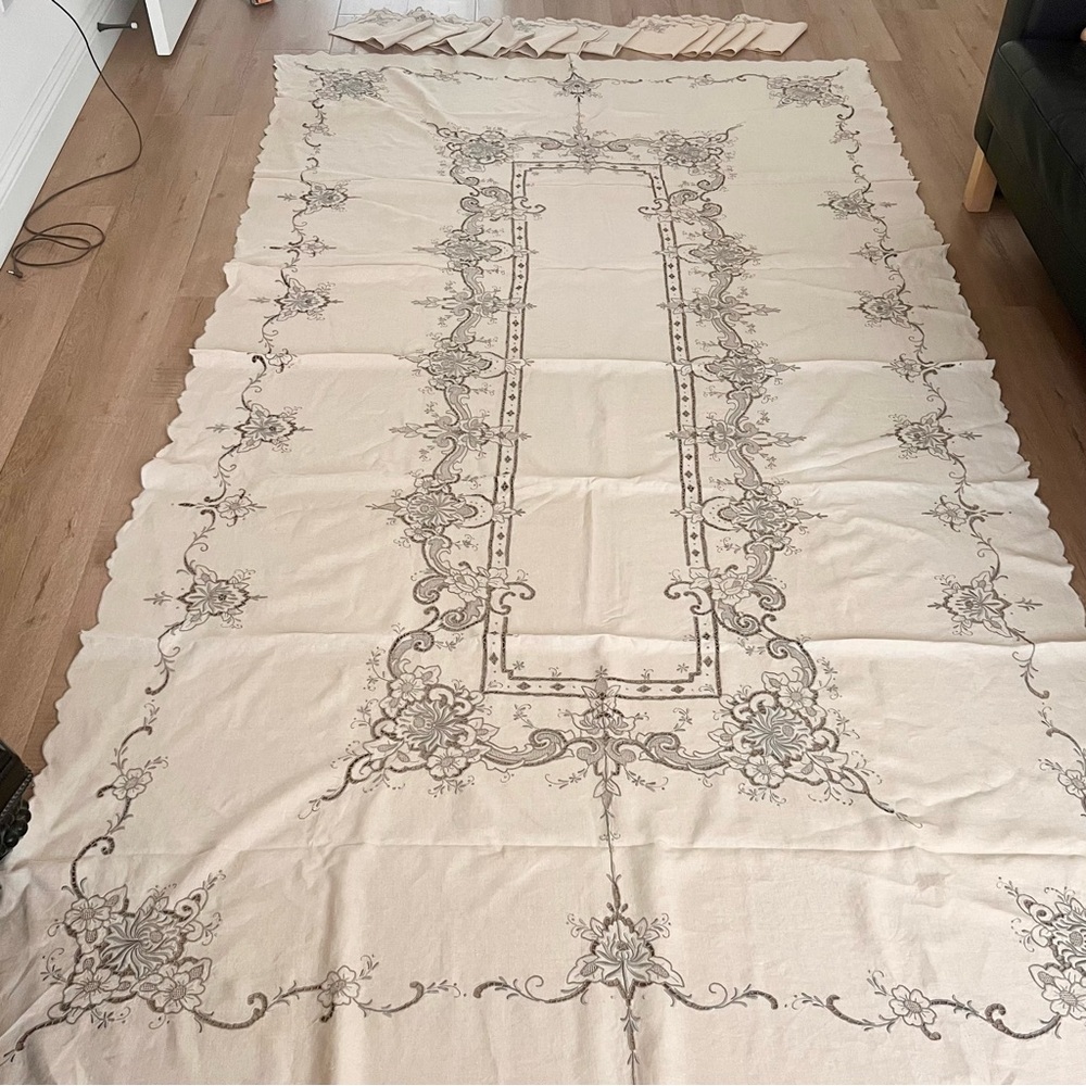 Vtg Madeira Embroidered Cutwork Lace Floral Linen Tablecloth 113”x62” & Napkins